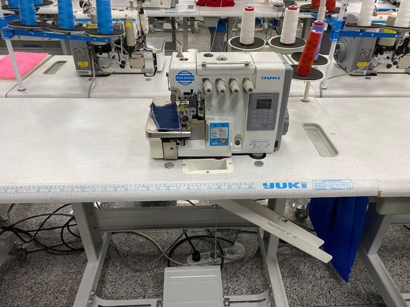 Yuki YK-9000-EXT-4UT/KSFR1 4 İplik Akıllı Overlok Makinesi Transportlu Ribana ve Yaka Takma